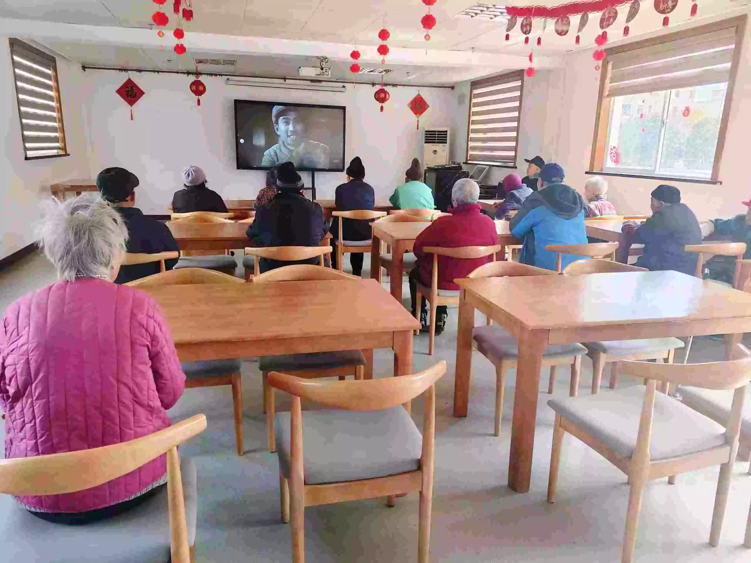 Huijue Group provides caring assistance to Wuqiao Nursing Home, lighting up the lives of the elderly with care